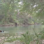 Dos personas nadando en el río Ramos